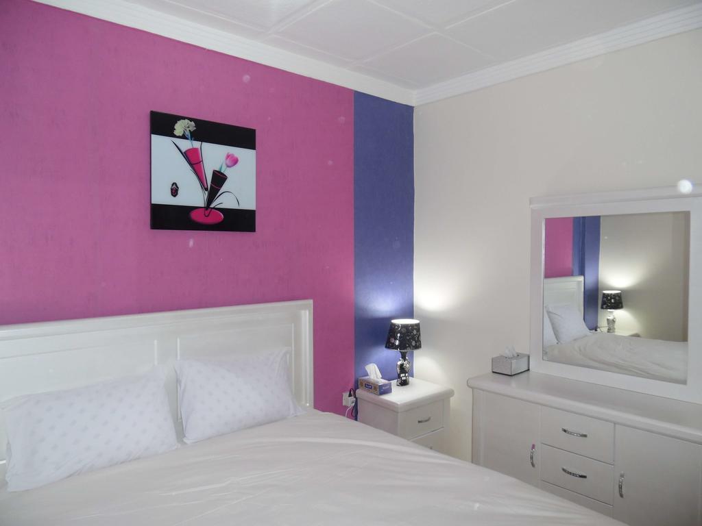 Leader Apartments 2 Kuwait City Room photo