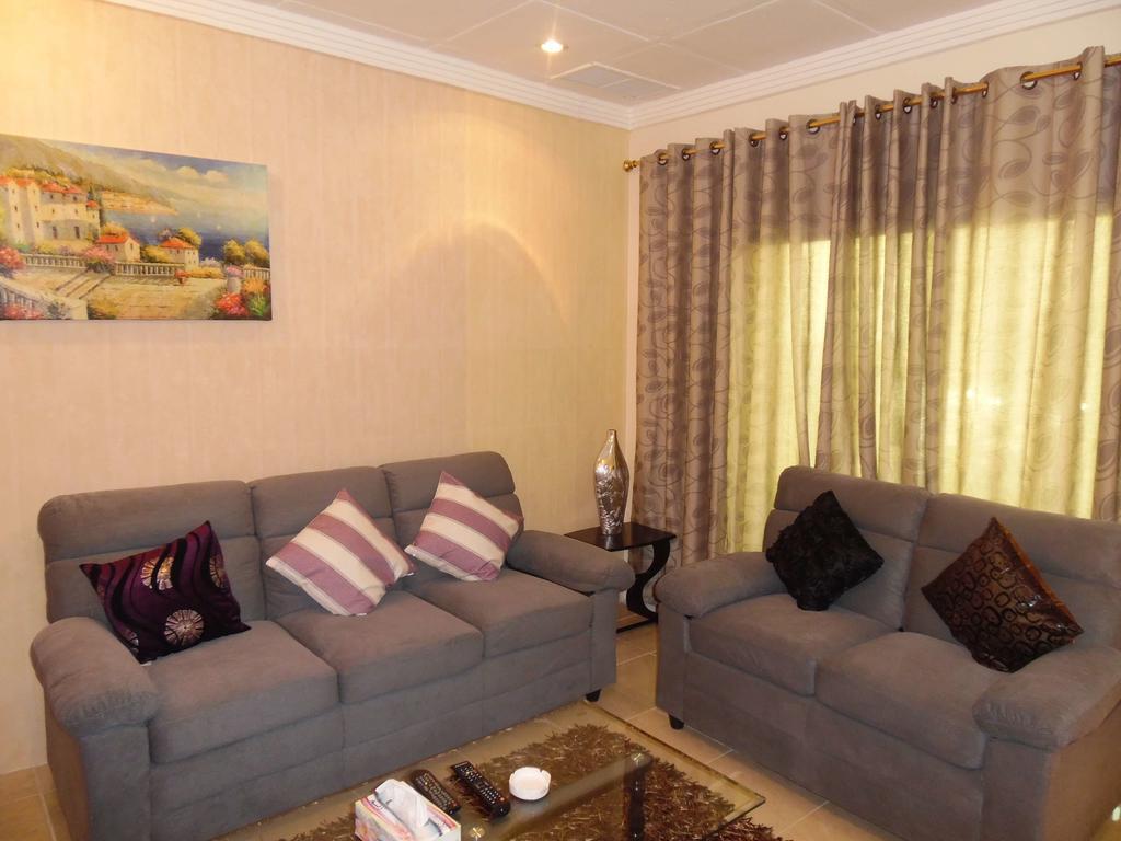 Leader Apartments 2 Kuwait City Room photo